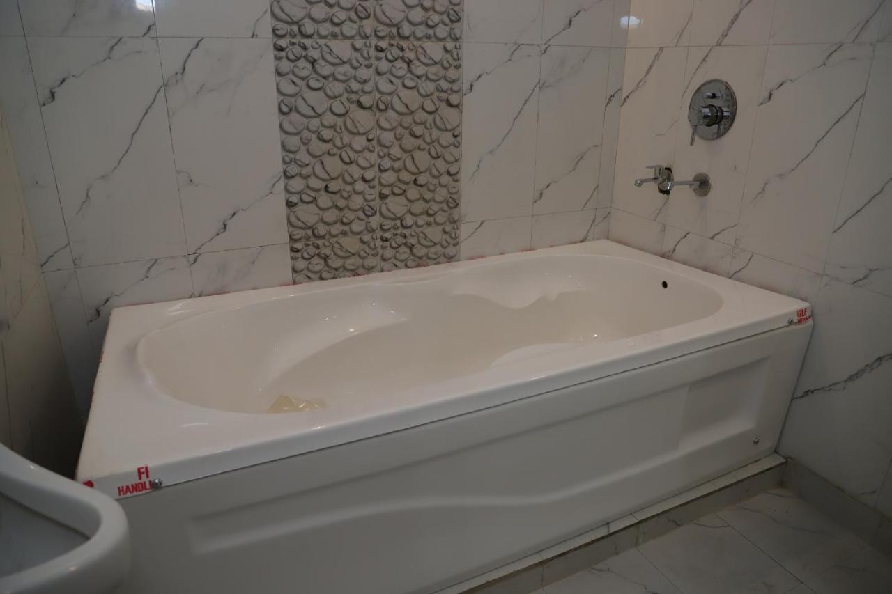 Lyf Corporate Suites - Noida Sector 19 Eksteriør billede